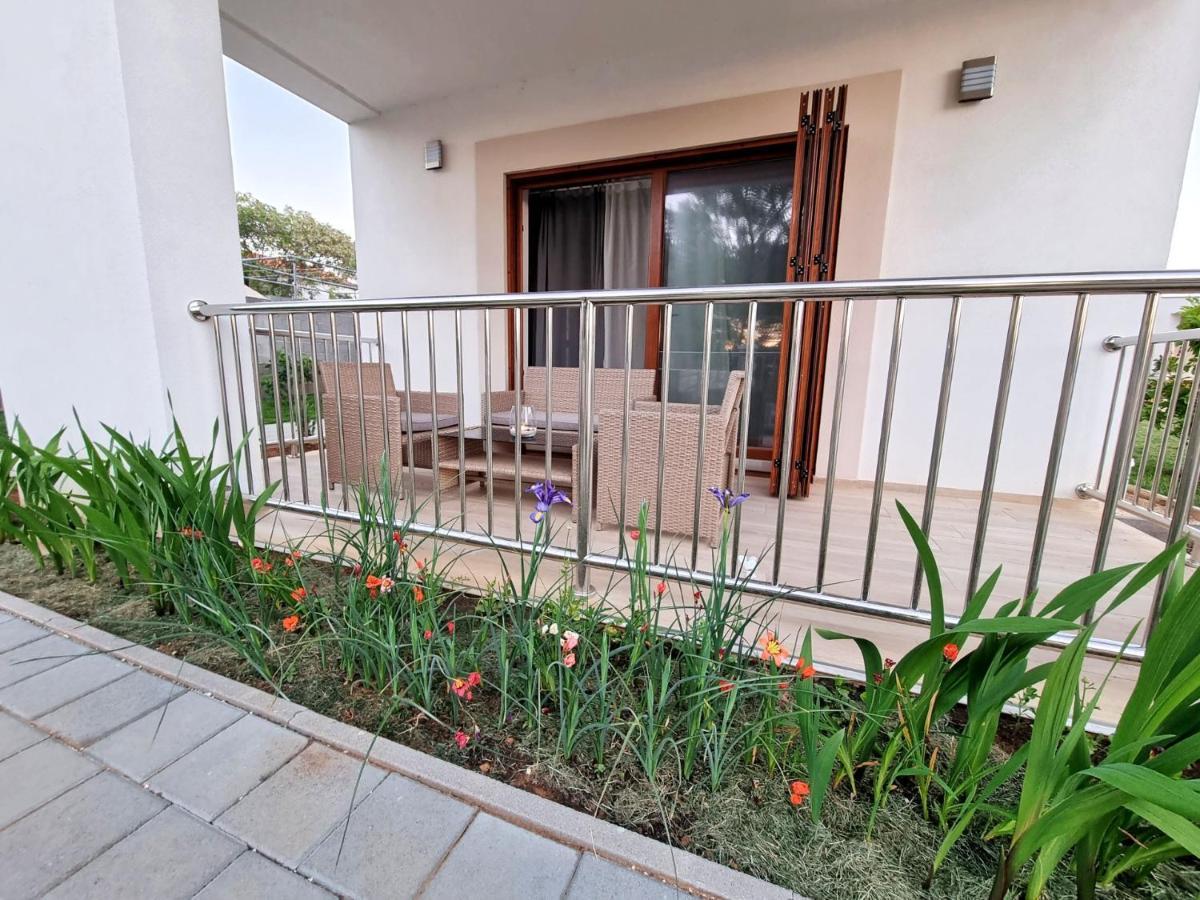 Apartments Leticia Vrsi Exterior foto